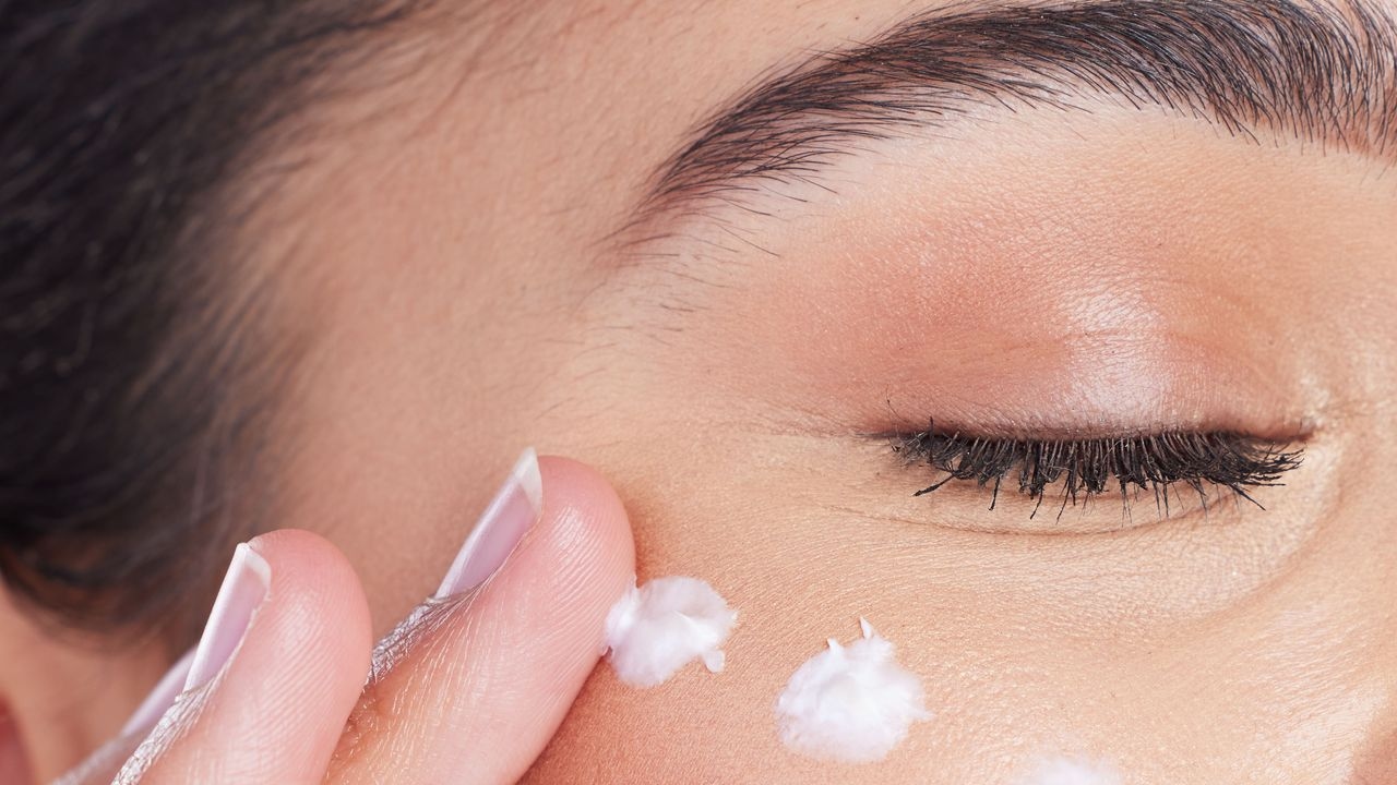 La migliore routine estiva per la cura della pelle degli adolescenti, secondo i dermatologi