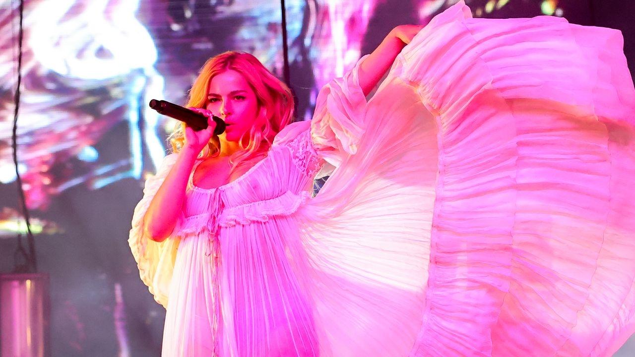 Addison Rae usou um vestido personalizado pintado que lembrava a capa do seu álbum