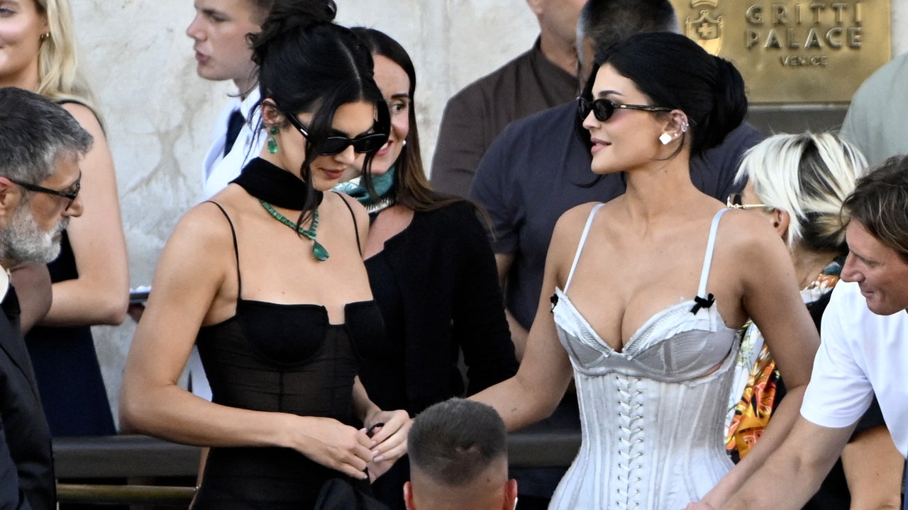 Kylie Jenner und Kendall Jenner tragen kontrastierende Kleider in Venedig