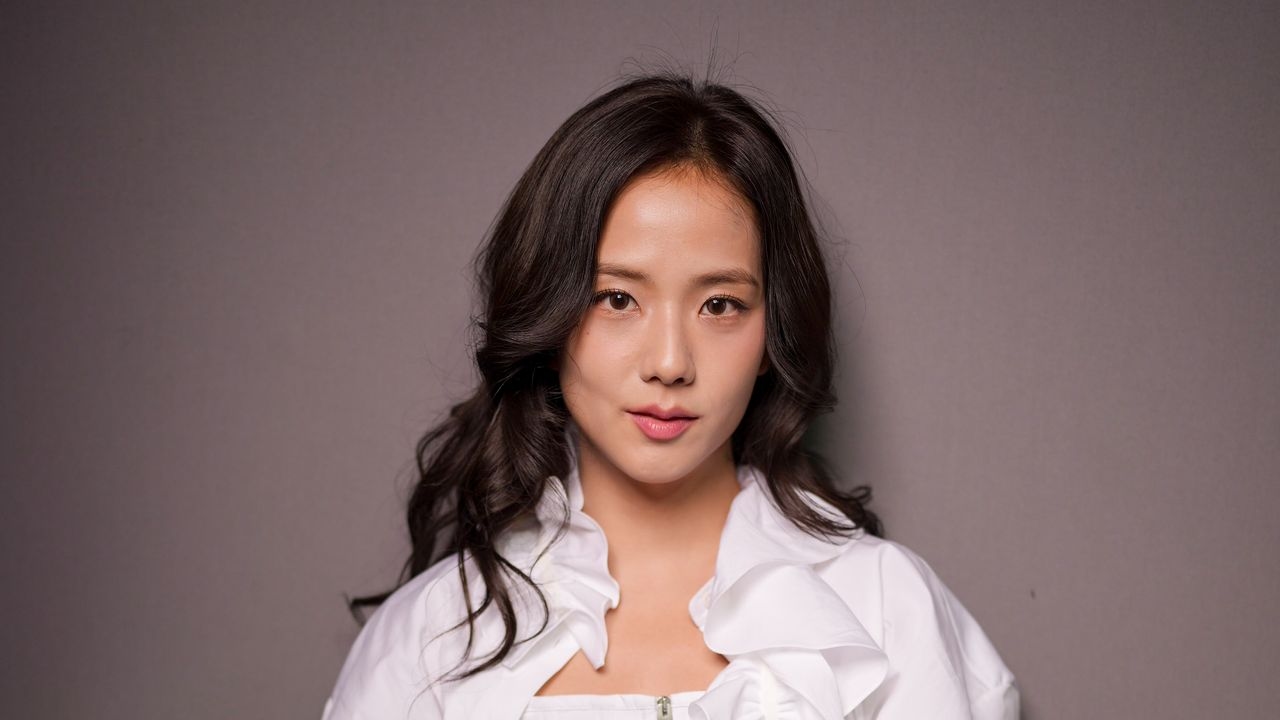 Jisoo, do BLACKPINK, traz a tendência gorpcore para o verão de 2025 com tênis clássicos