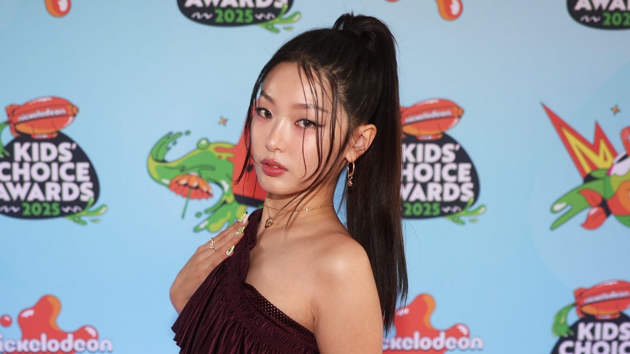 A tendência dos enfeites de cabelo brilha novamente, de Yoonchae, do KATSEYE, ao TikTok