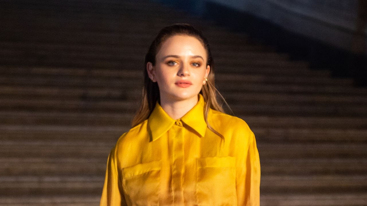 Joey King pokazuje rude włosy na planie filmu „Magia praktyczna 2”