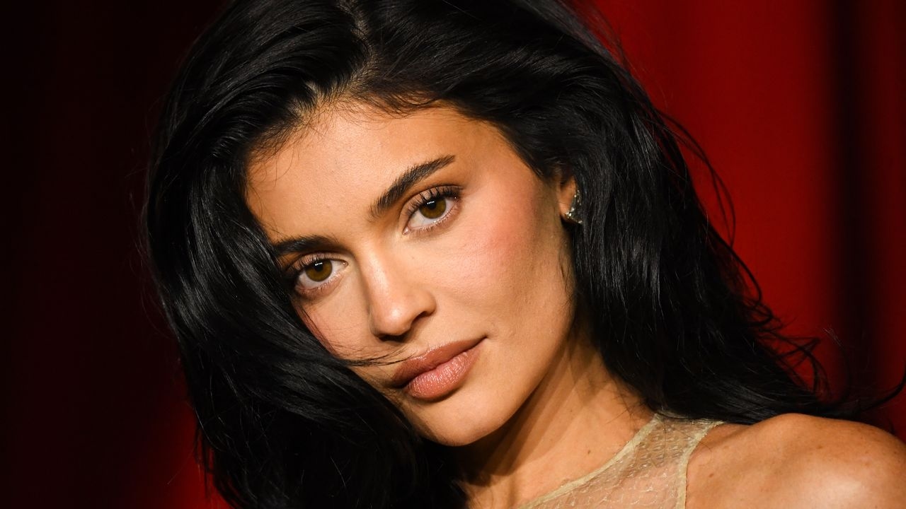 Os novos chinelos da moda de Kylie Jenner são impossíveis de conseguir