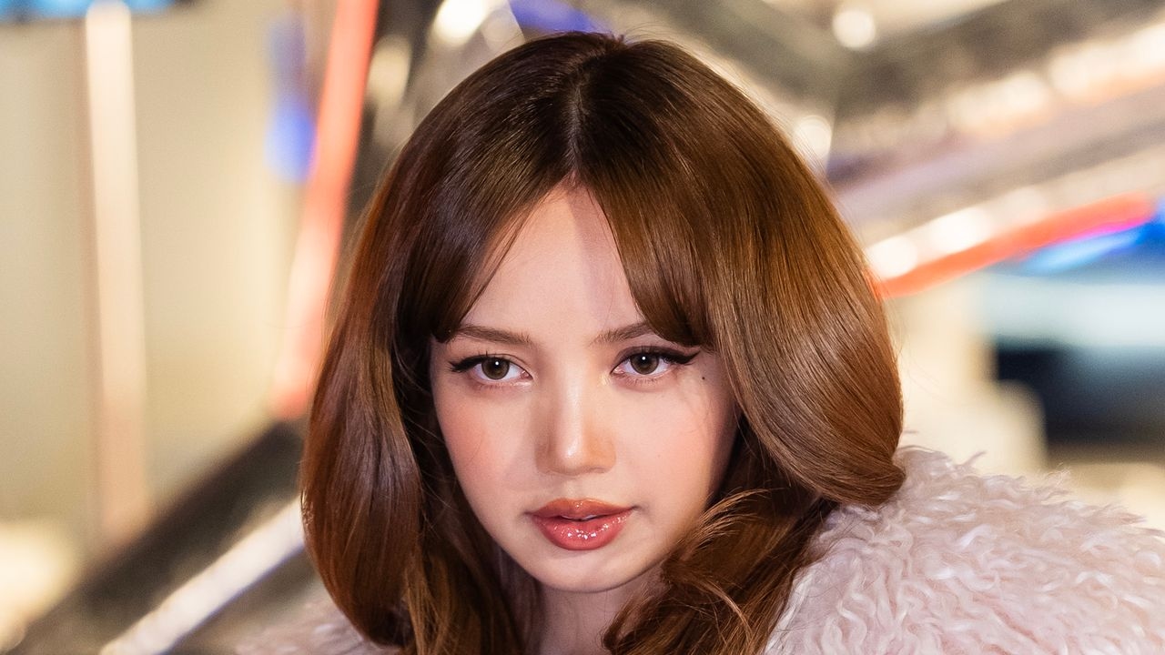 Co oznacza nowy tatuaż na szyi Lisy, członkini BLACKPINK?