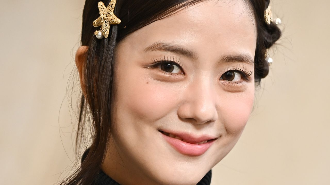 Jisoo delle BLACKPINK sfoggia una frangia smussata nella campagna autunno/inverno 2025 di Self-Portrait — Guarda le foto