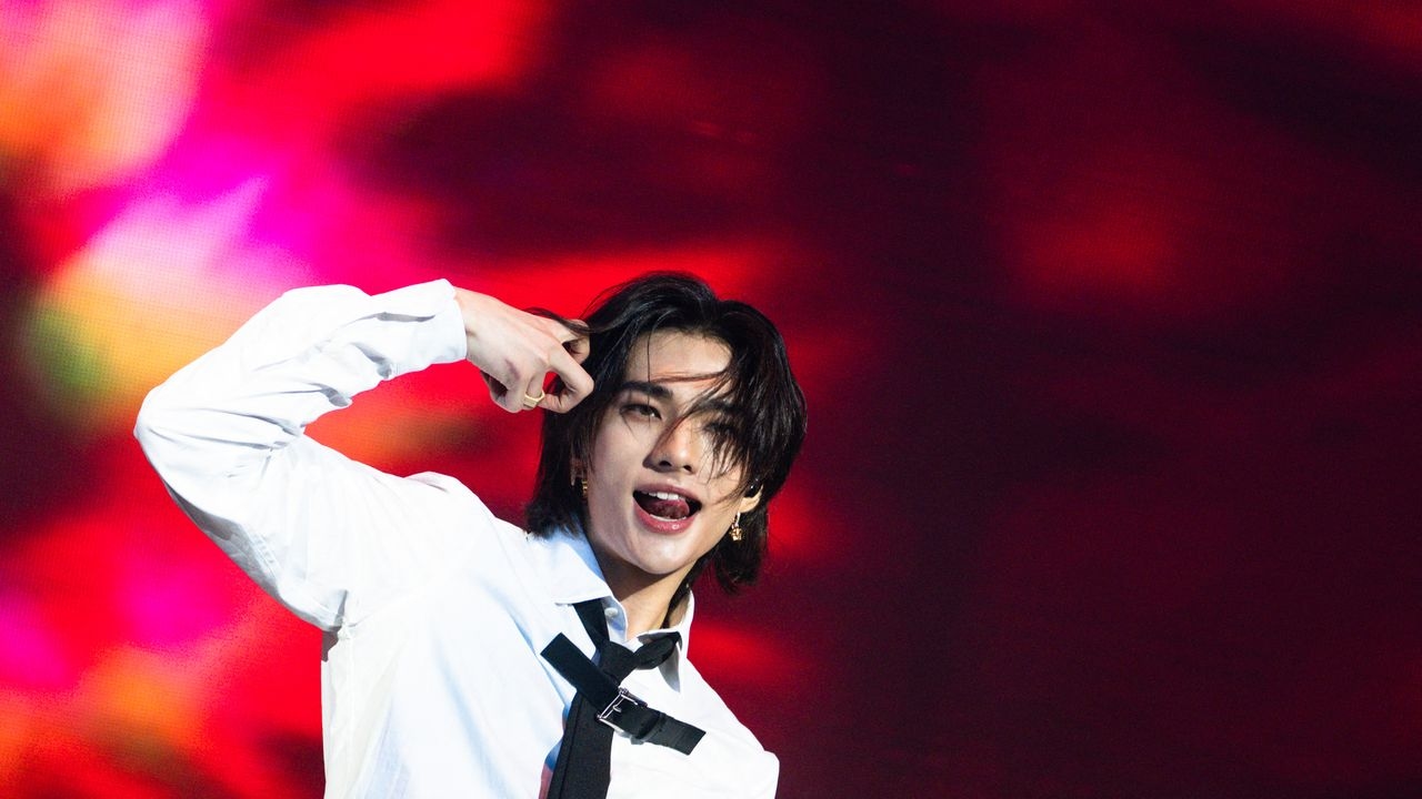Hyunjin, do Stray Kids, adota camisetas de banda como a última tendência