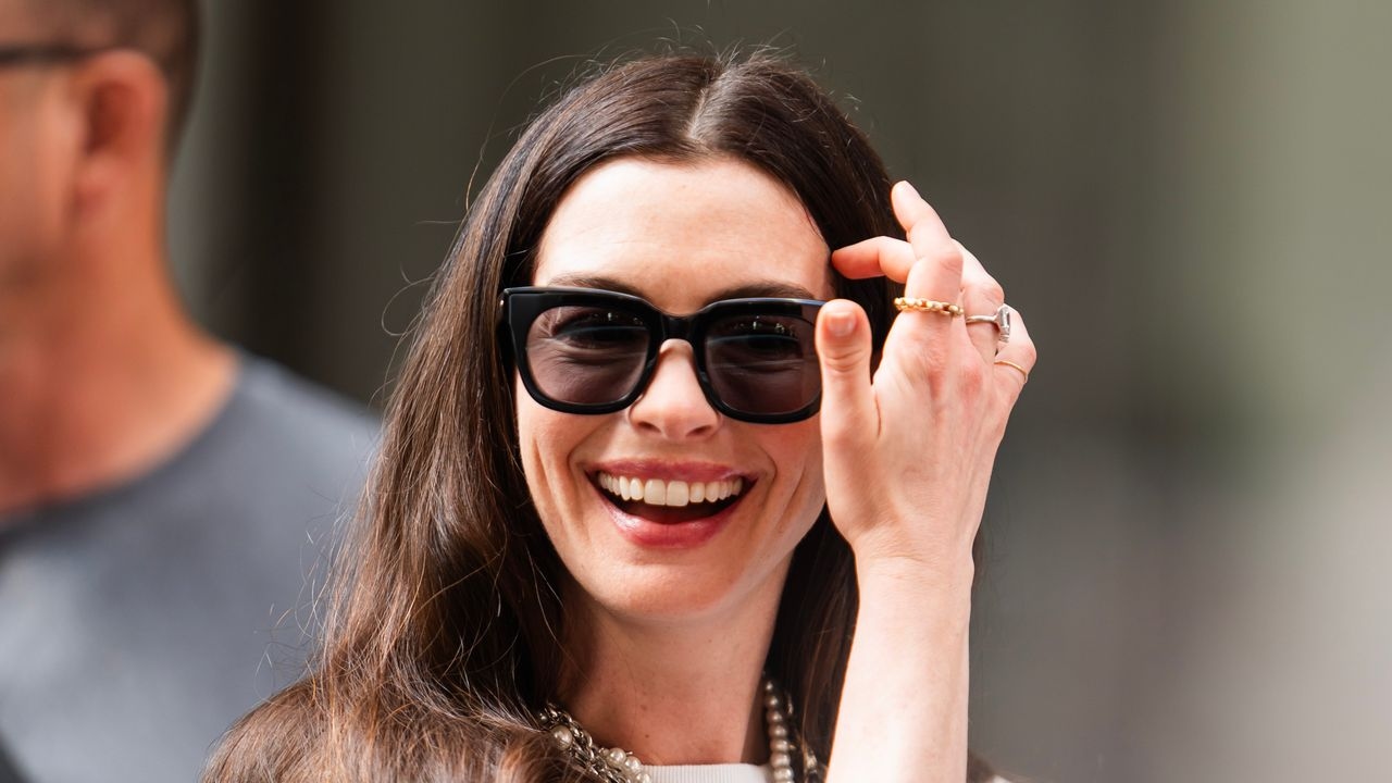 Tudo o que Anne Hathaway usou no set de 'O Diabo Veste Prada 2' até agora