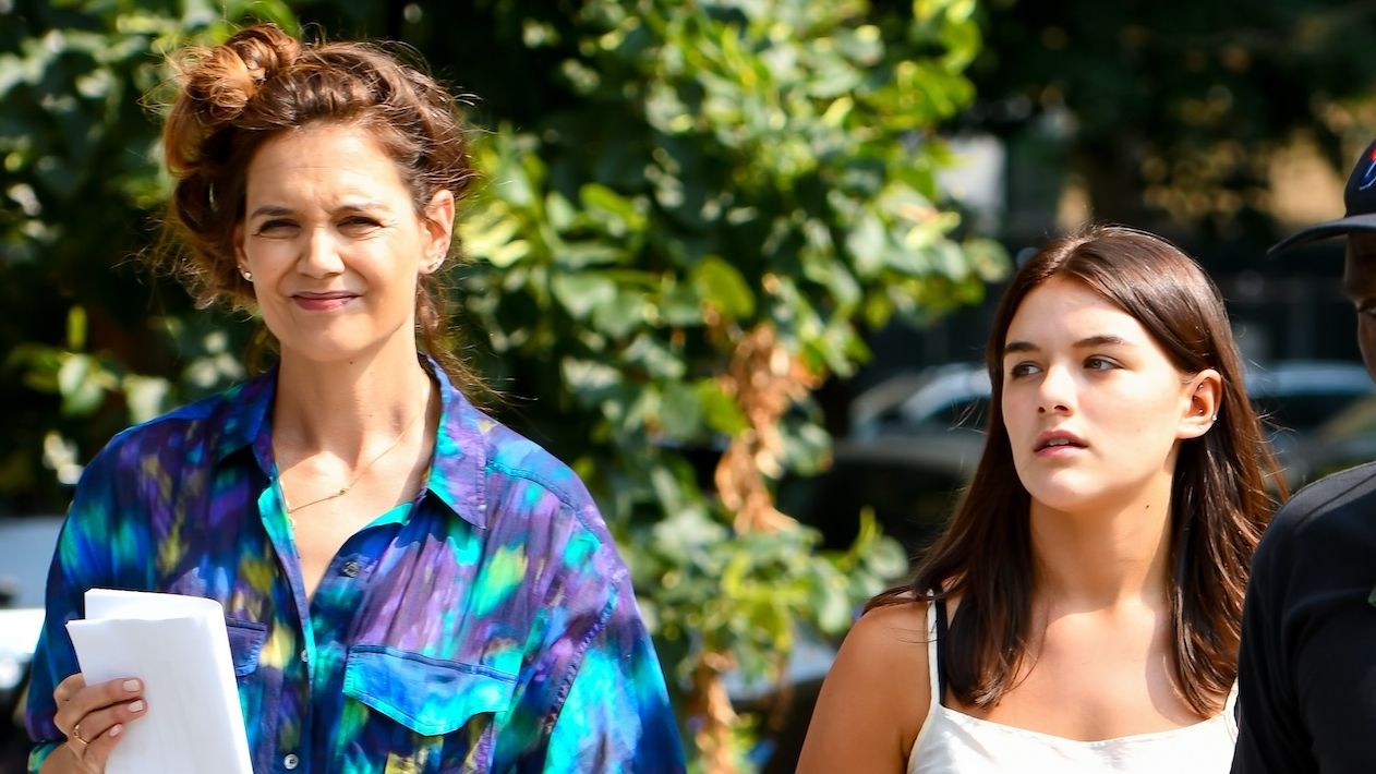 Suri Cruise le dio una vuelta a la tendencia de las zapatillas de boxeo durante una salida con su madre Katie Holmes — Ver fotos