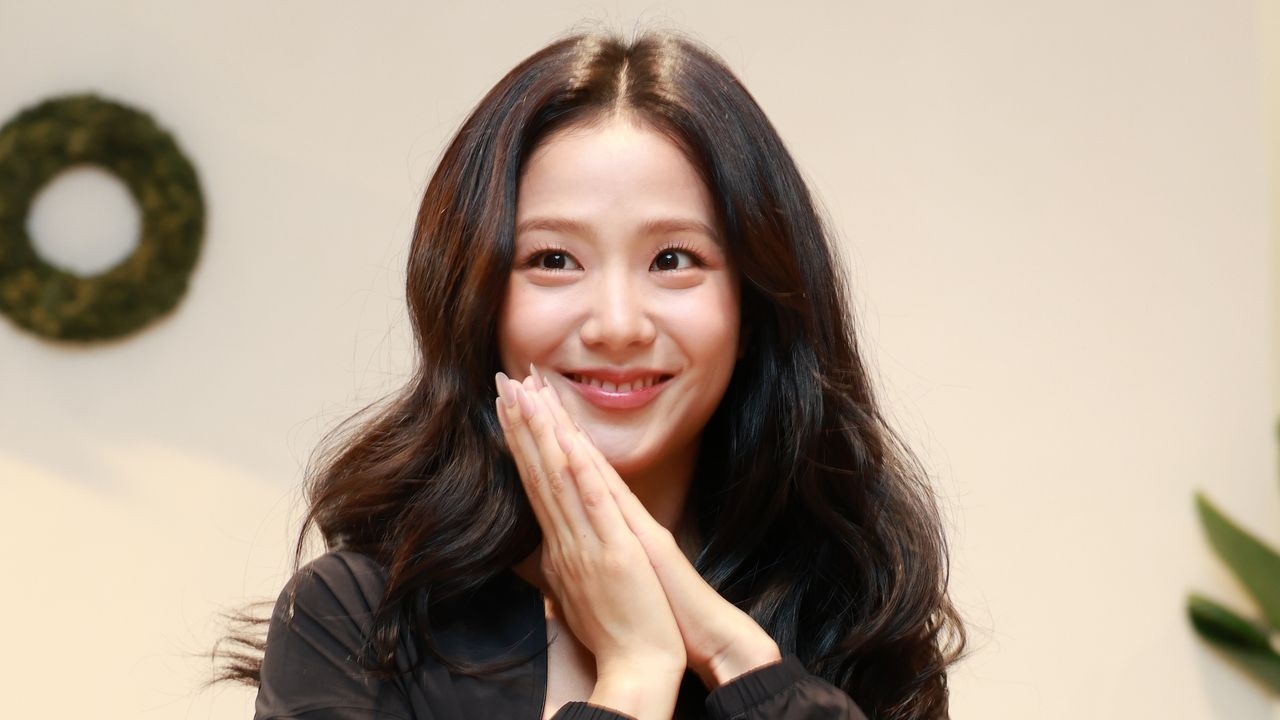 Jisoo, do BLACKPINK, aprova a tendência grunge glam no último OOTD — Veja as fotos