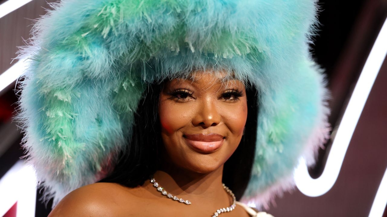 Summer Walker Recreates Pamela Anderson’s Iconic 90s VMAs Look at 2025 Red Carpet