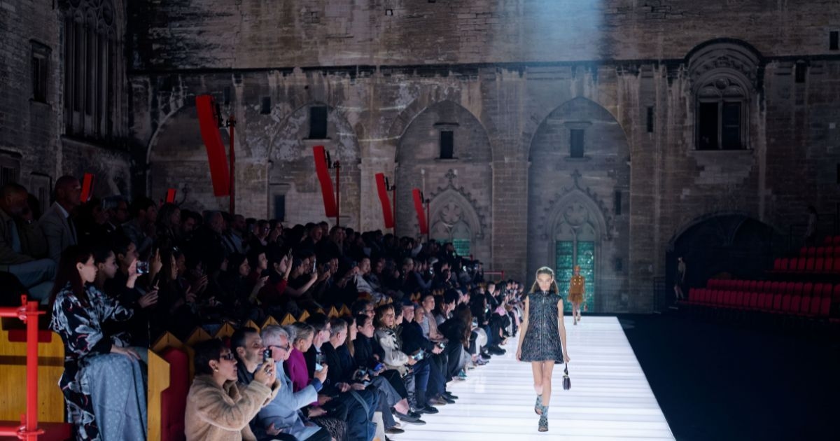 Louis Vuitton lleva la magia medieval a la pasarela para su desfile Crucero 2026