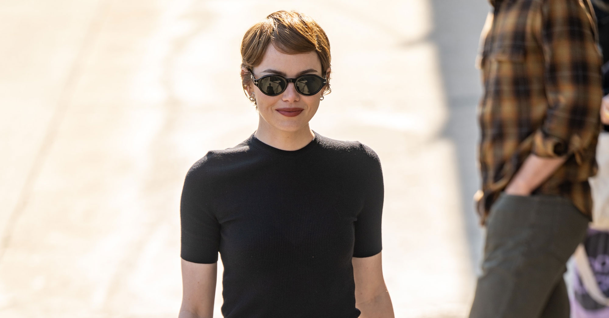 Emma Stone zna połączenie spódnicy i sandałów, które nigdy nie zawodzi