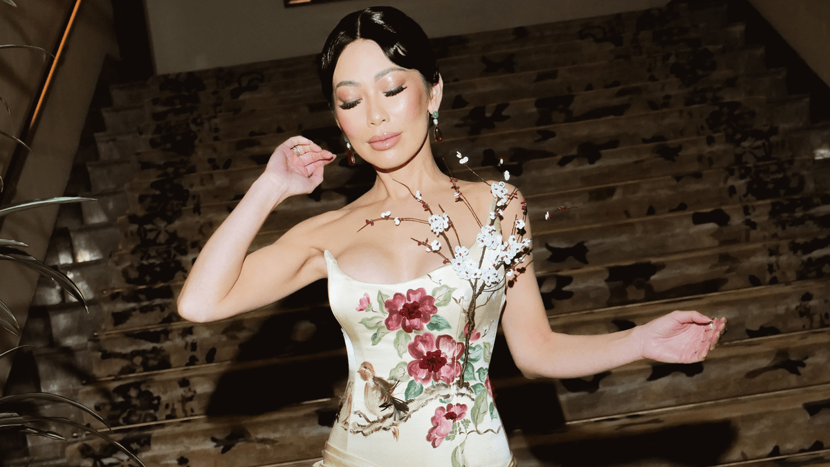 Veja cada detalhe profundamente pessoal do vestido de gala dourado personalizado de Christine Chiu