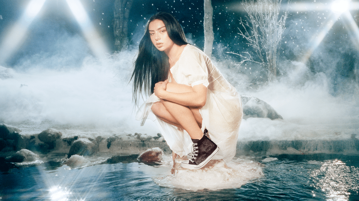 Charli nadaje Chuck Taylorsom charakter Brat Treatment w swojej najnowszej współpracy z Converse