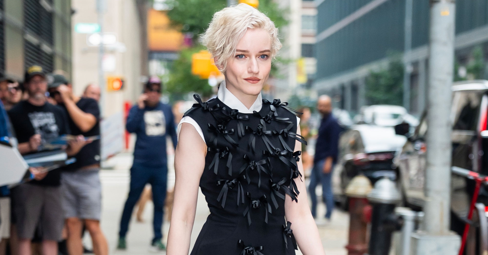 Julia Garner właśnie założyła ten modny model butów anty-sportowych do legginsów w Nowym Jorku