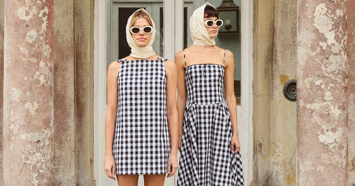 Klasyczny wzór z dzieciństwa na lato zyskał nową, modną dla dziewczyn wersję – oto jak nosić kratkę gingham w 2025 roku