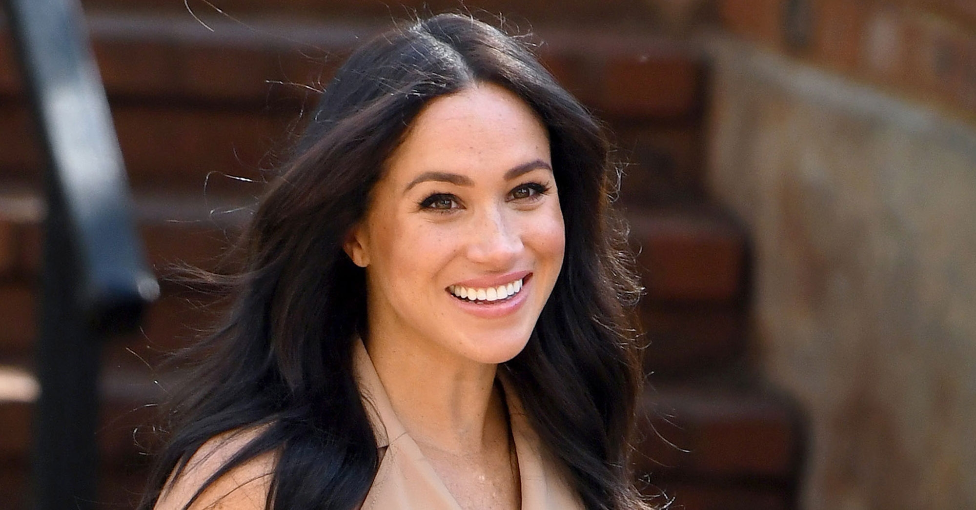 Meghan Markle tiene al menos cuatro versiones de esta tendencia de vestidos de verano, y la encontré por $55