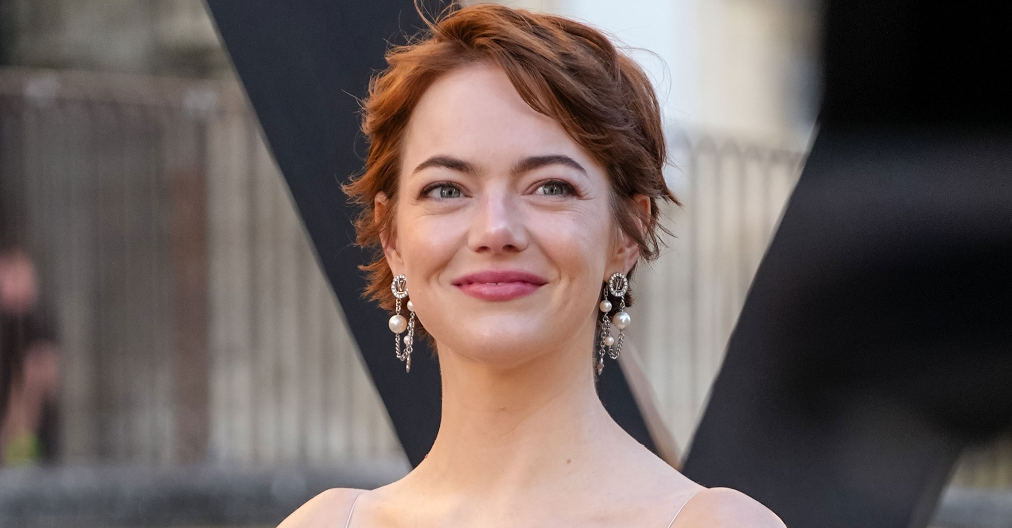 Emma Stone acaba de usar a tendência de vestido que você verá nas convidadas mais chiques do casamento neste verão