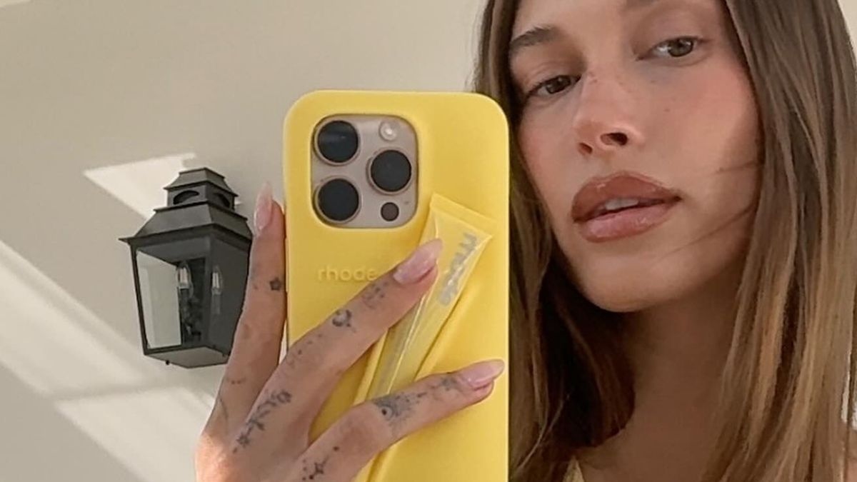 Hailey Bieber dice que el amarillo mantequilla está "pasado de moda" — Conoce la tendencia de color que apoya en su lugar