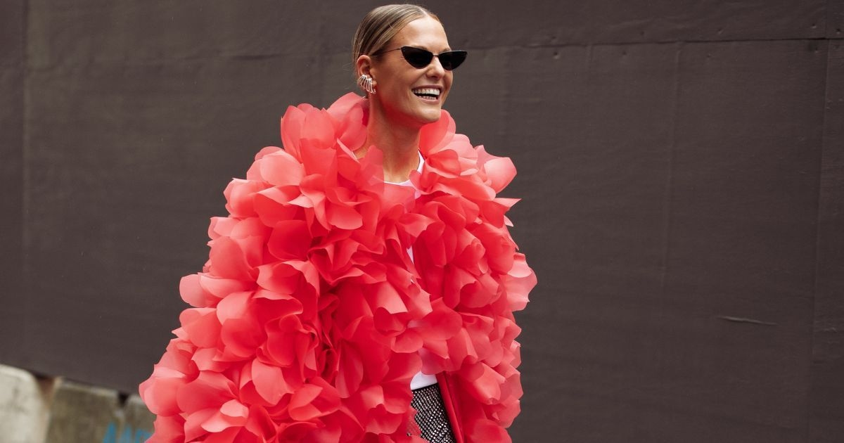 O novo vestir da dopamina: como a moda do bem-estar tomou conta dos guarda-roupas femininos estilosos