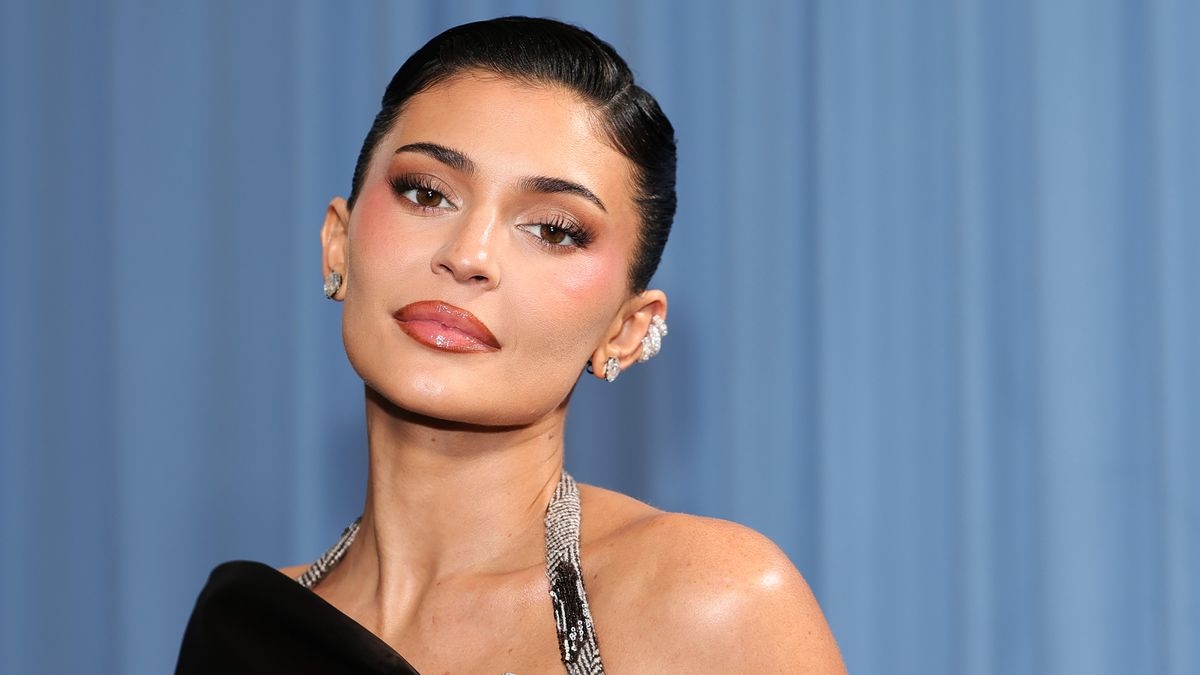 La elegante tendencia de vestidos que Kylie Jenner usó en la Gala Met estará presente en todas las bodas a las que asistas en 2025