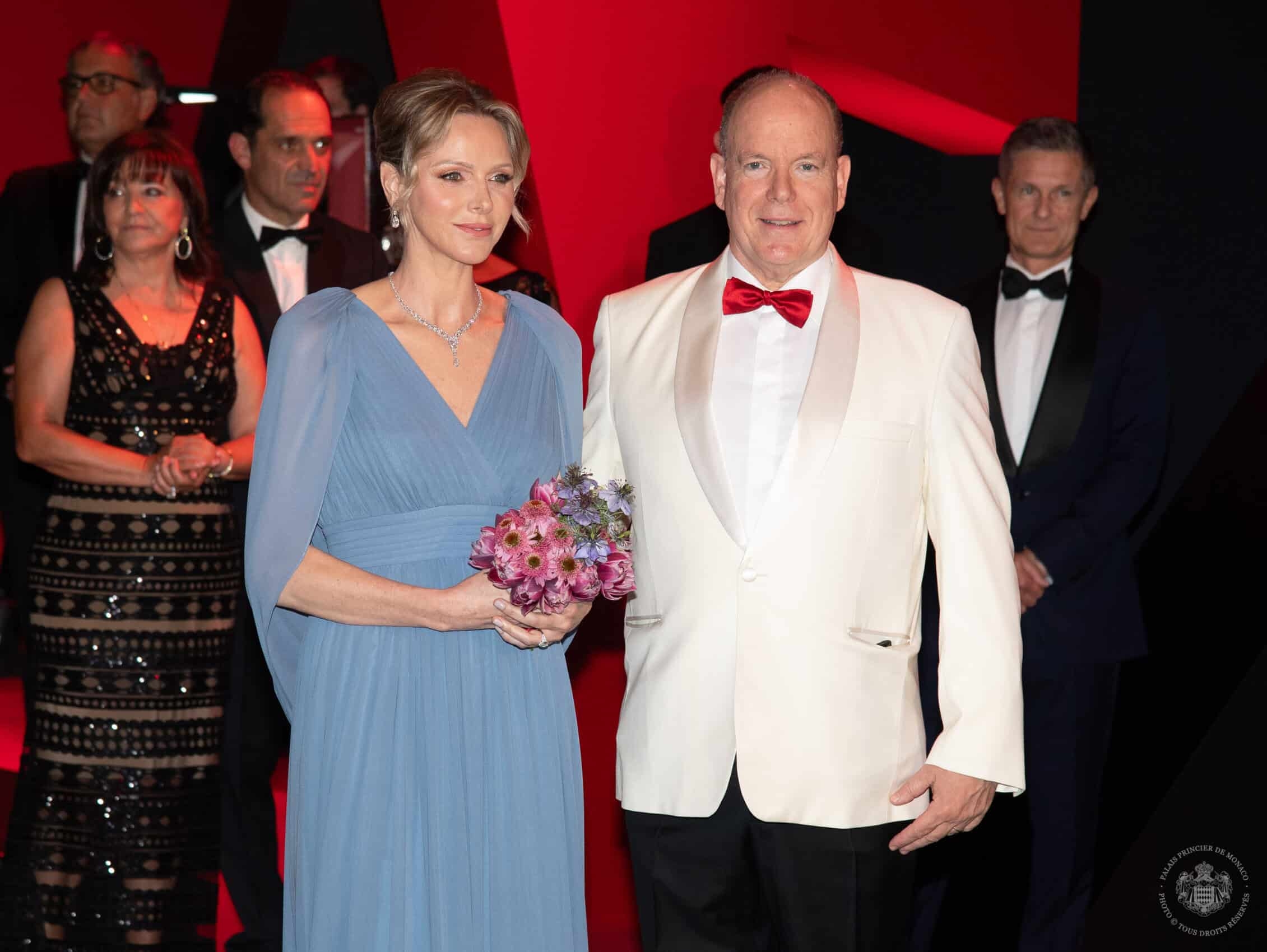 Het 76e Rode Kruisbal in Monaco verwelkomt de koninklijke familie en… Billy Idol!