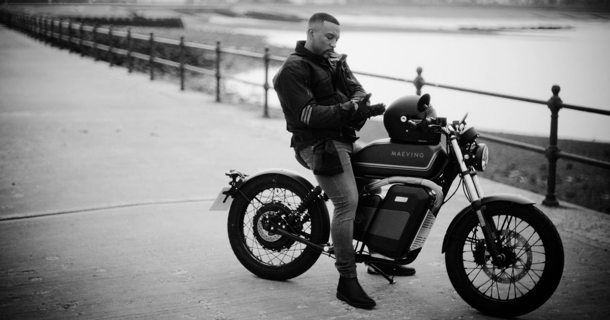 A estrela da adolescência, Ashley Waters, fala sobre 'encontrar a paz' ​​pilotando uma moto elétrica