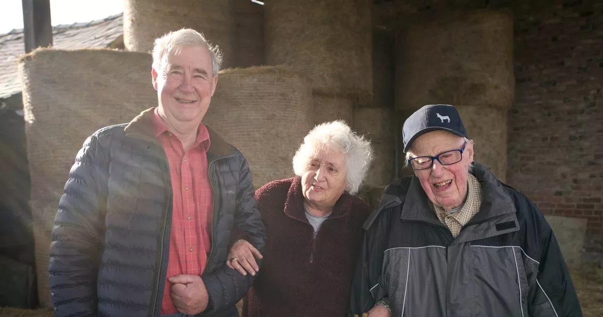 La estrella de Yorkshire Vet, de 73 años, fue hospitalizada para una cirugía mientras su esposo, de 96 años, se quedó en casa.