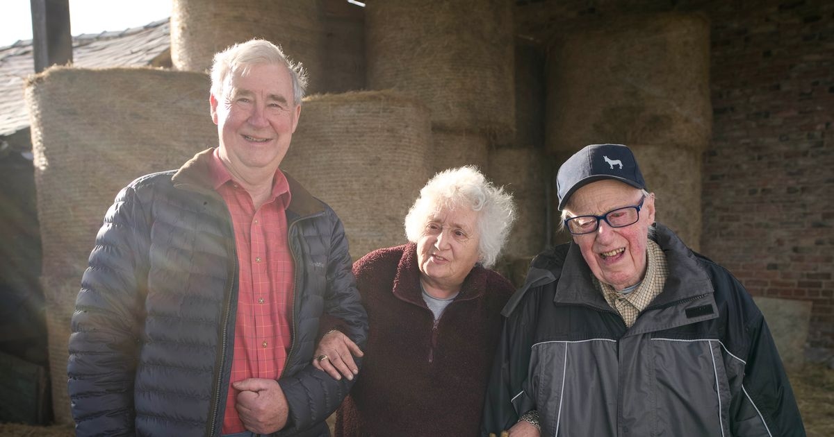La estrella de Yorkshire Vet, de 73 años, fue hospitalizada para una cirugía mientras su esposo, de 96 años, se quedó en casa.