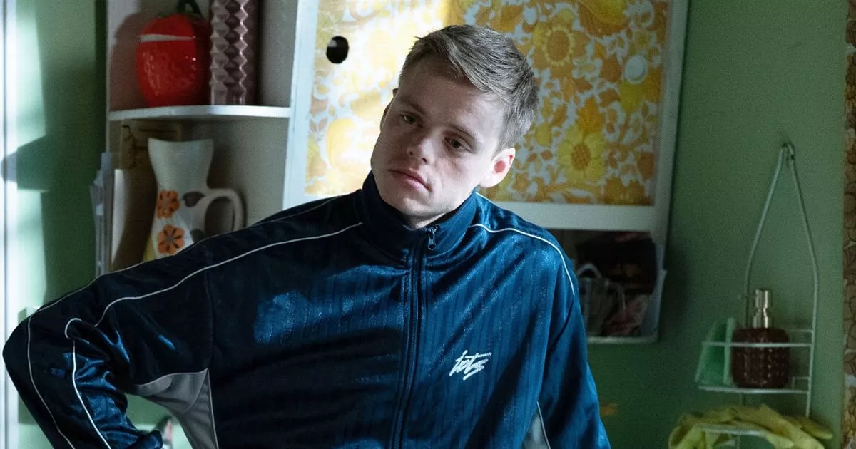 Anticipazioni di EastEnders: guerra di offerte per la regina Vittoria e ritorno di Oscar e Julie in piazza
