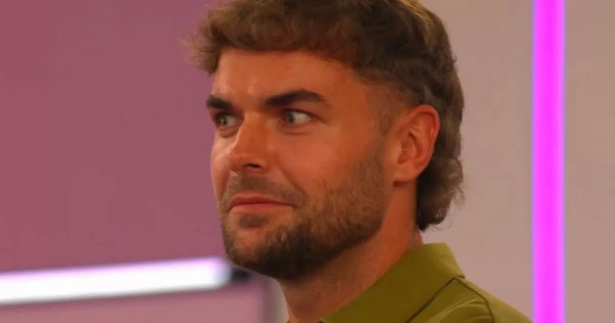 Los fans de Love Island critican la razón "diabólica" por la que Harry empezó la pelea con Helena