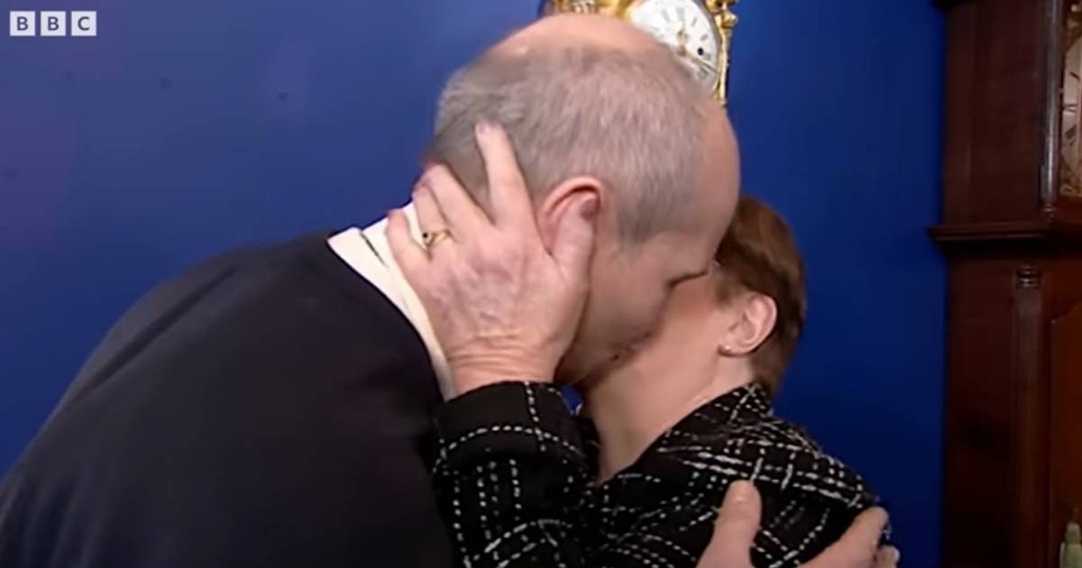 Un invitado de Antiques Roadshow besa a un experto de la BBC tras quedar asombrado por el valor de un reloj "feo".