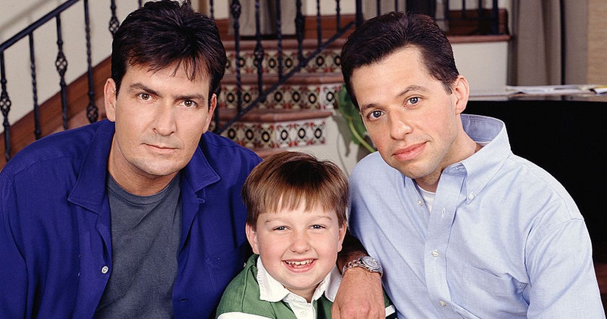 Jon Cryer von „Two and a Half Men“ verrät, warum sein Gehalt nur ein Drittel von dem von Charlie Sheen betrug