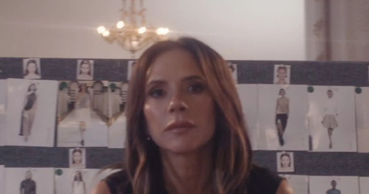 Victoria Beckham gülümsememesinin gerçek nedenini açıklıyor - ve bu David'le ilgili