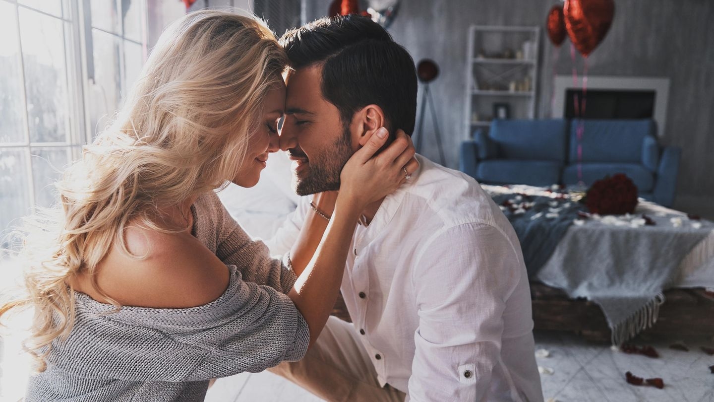 Love happiness: 5 signs that others are jealous of your relationship