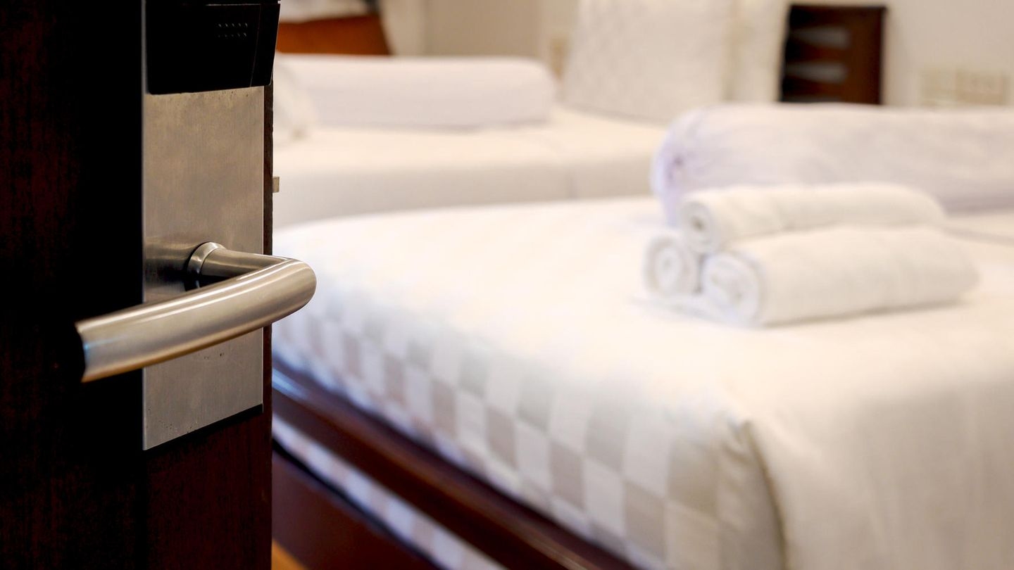 According to a flight attendant: Why you should always put a small towel on your hotel room door