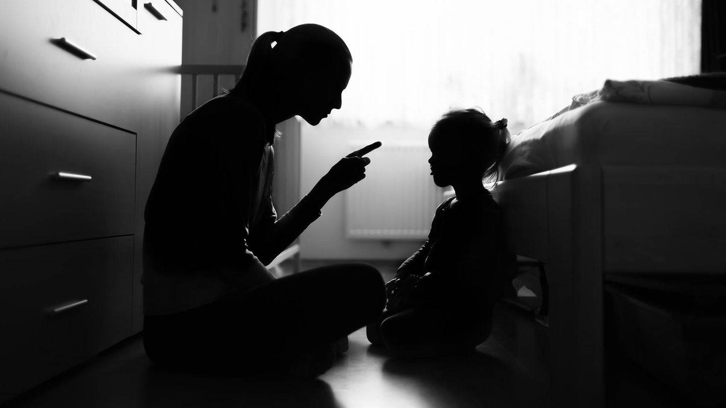 Padres narcisistas: 3 frases que los niños afectados lamentablemente conocen muy bien