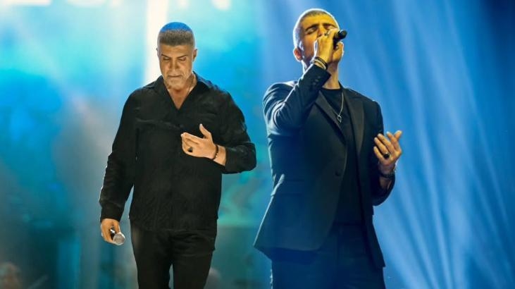 Özcan Deniz lo ha invitato sul palco e ha cantato con un nome a sorpresa! La sua nuova immagine ha attirato l'attenzione.