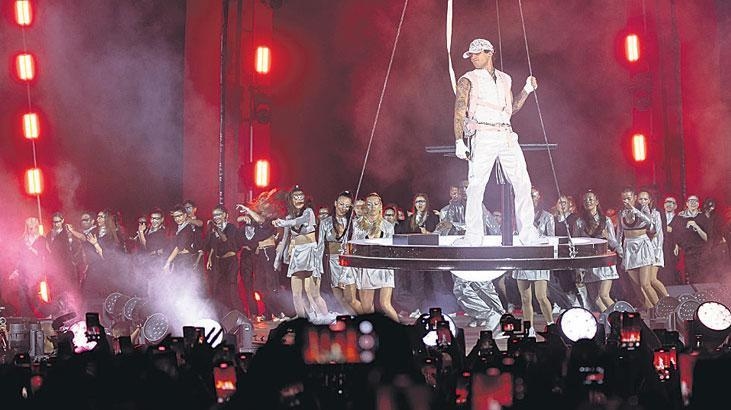 ¡Subió al escenario con una cápsula OVNI!