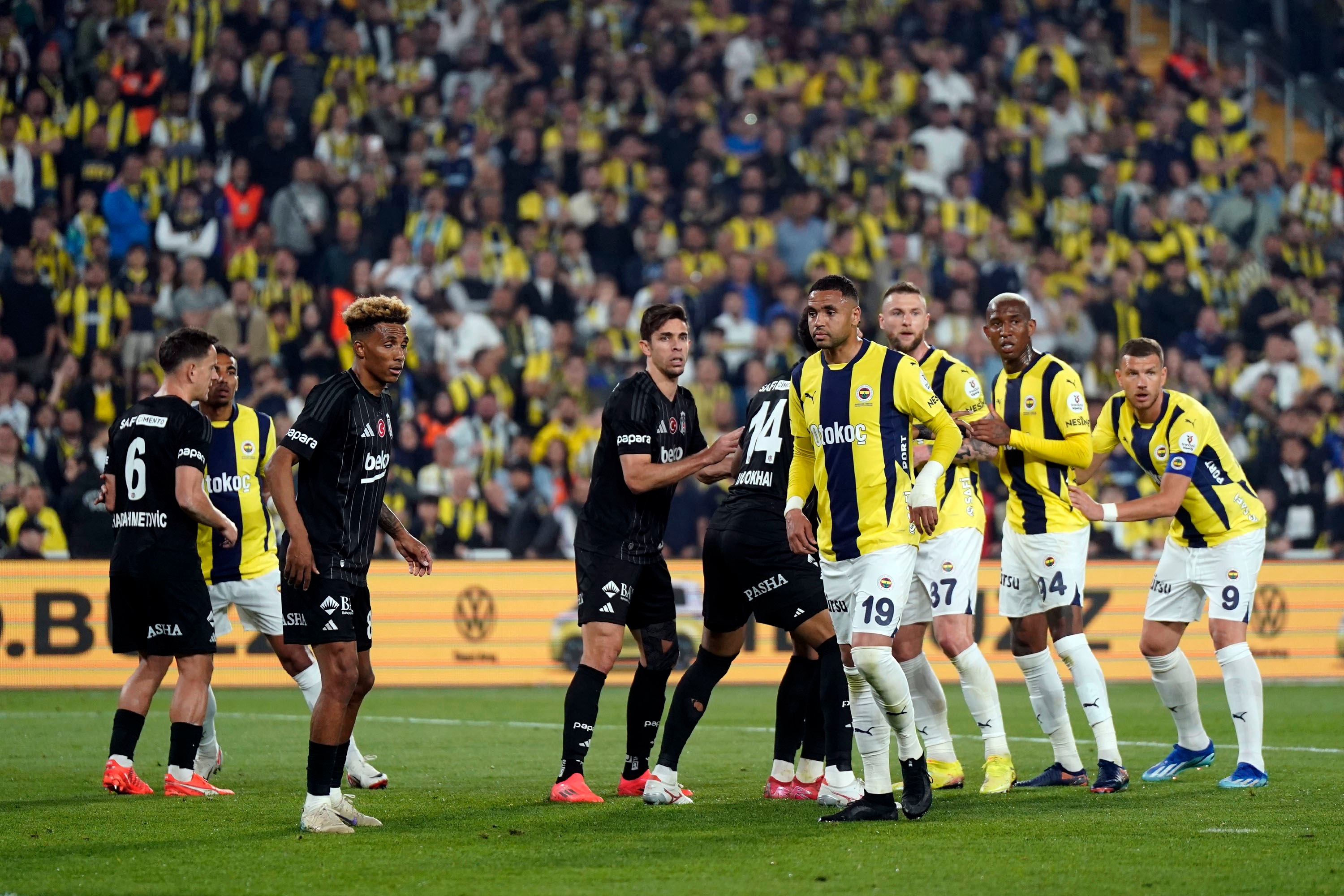 La série de 17 matchs sans défaite de Fenerbahçe se termine dans un autre derby