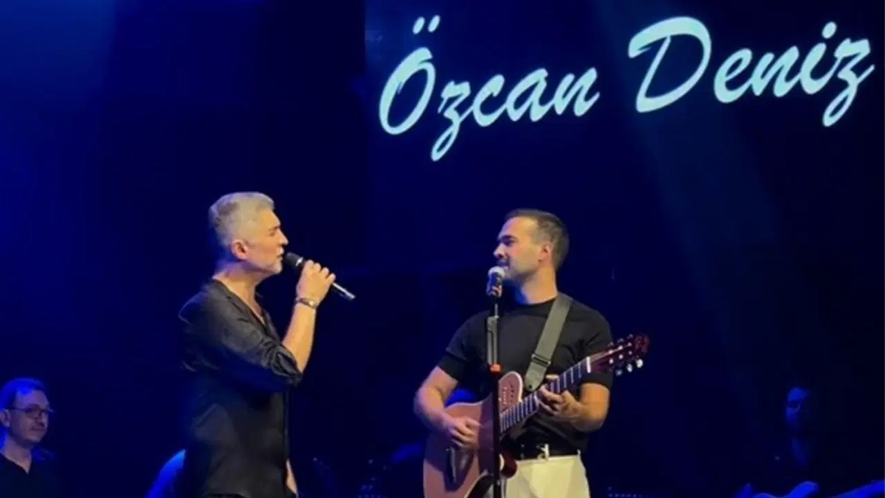 Duetto a sorpresa di Özcan Deniz in occasione delle festività: ospite sul palco anche Mert Demir