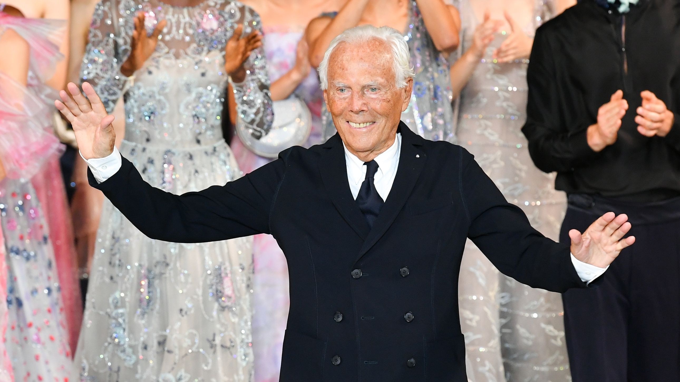 Sobre a morte de Giorgio Armani: os melhores looks do estilista na galeria VOGUE