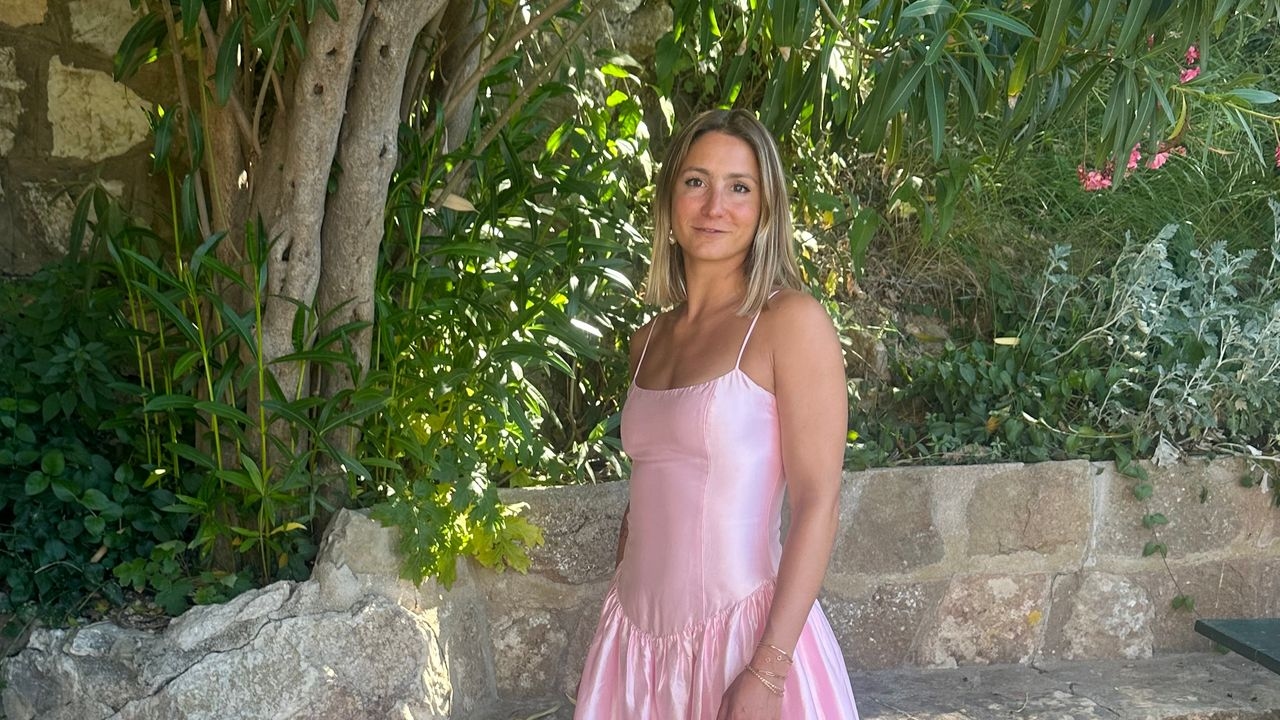 Esta noiva tingiu seu vestido de noiva de rosa – e depois o usou como convidada em outro casamento