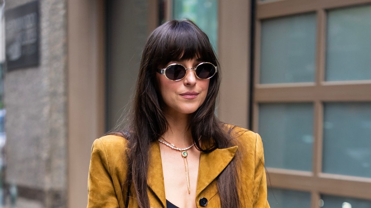 Dakota Johnson now relies on these jeans from the 90s – which no wardrobe should be without
