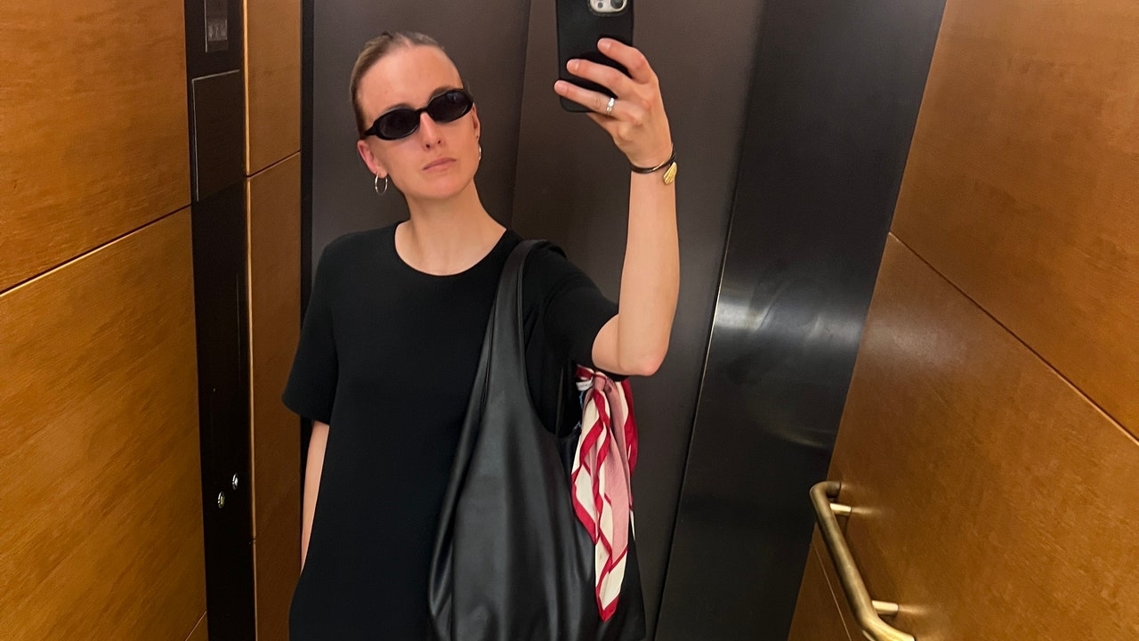 Ten minimalistyczny element garderoby noszą latem wszystkie redaktorki VOGUE