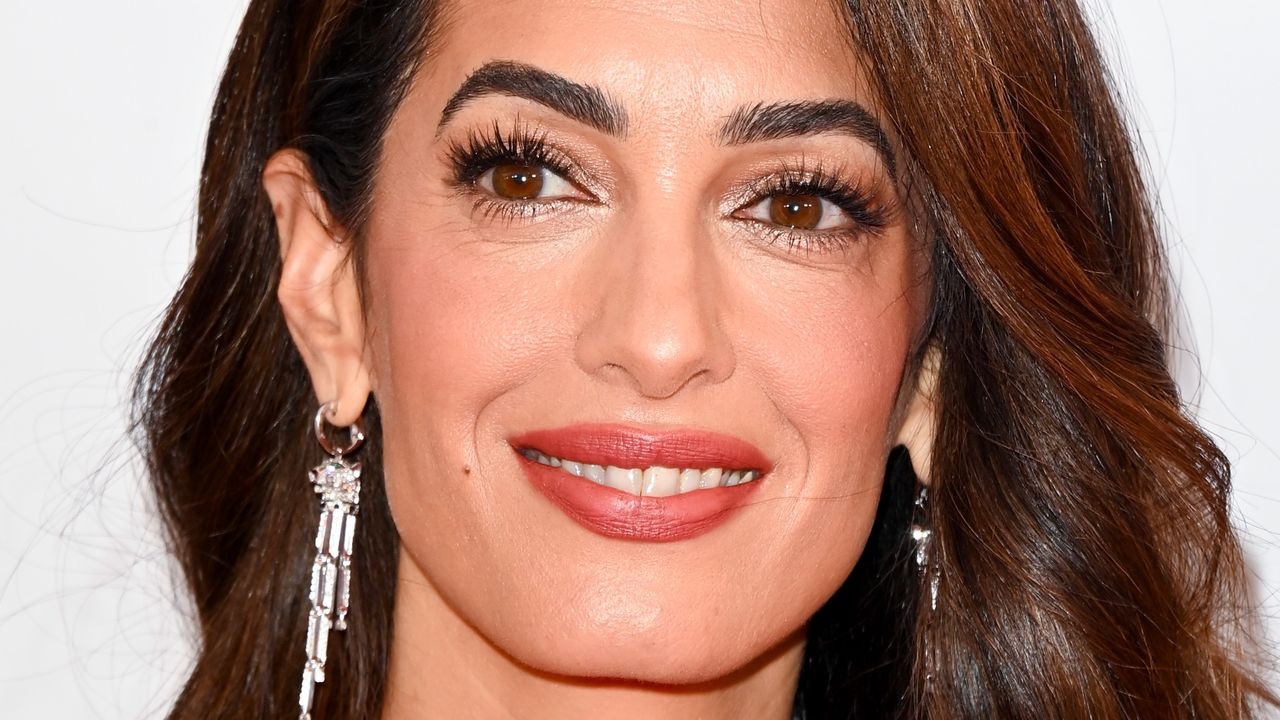 Amal Clooney, bu elbiseyle Como Gölü'ne disko şıklığını getiriyor