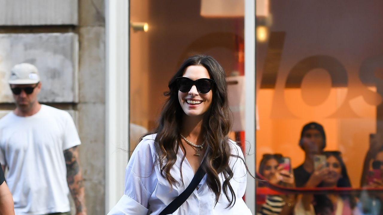 Anne Hathaway lo dimostra con tre outfit: in autunno non si può fare a meno di questa tendenza