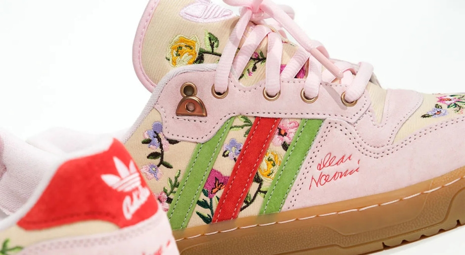 Le scarpe da ginnastica Adidas sono come quelle del salotto della nonna. Questo modello di sneakers floreali sarà un successo nell'estate 2025