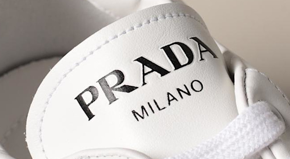 Witte sneakers zijn passé. In de zomer van 2025 is dit de enige kleur die ertoe doet.