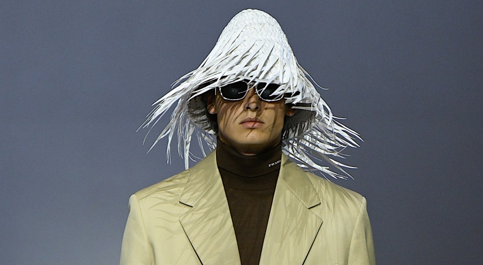 Zijn dit de populairste schoenen voor zomer 2026? Prada balanceert gevaarlijk op de grens van kitsch en absurditeit.